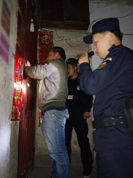 福泉市粗心妈妈误将幼女锁家中 民警全城寻开锁师傅开门